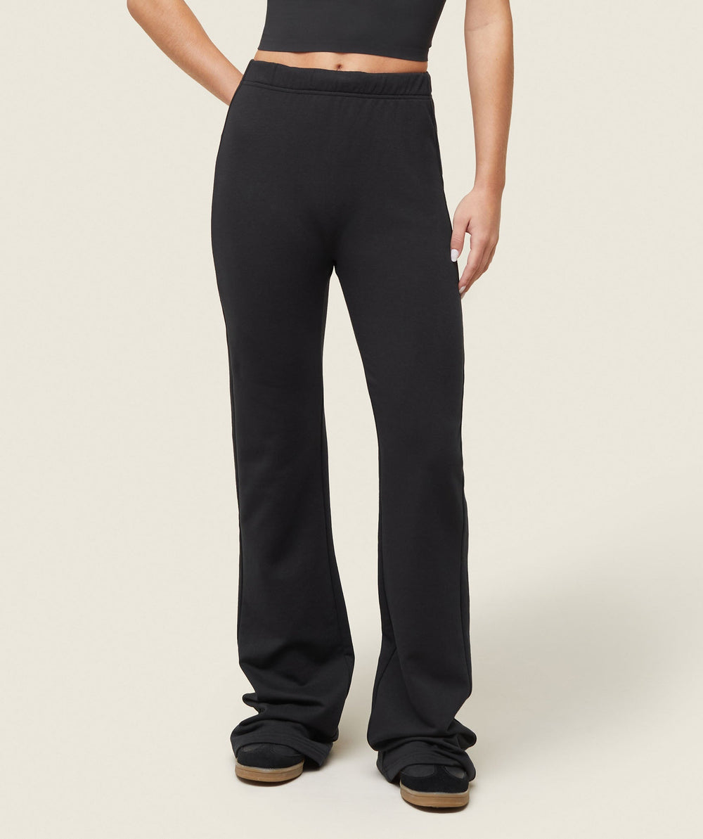 everywear Lightweight Fitted Flared Sweatpants Black